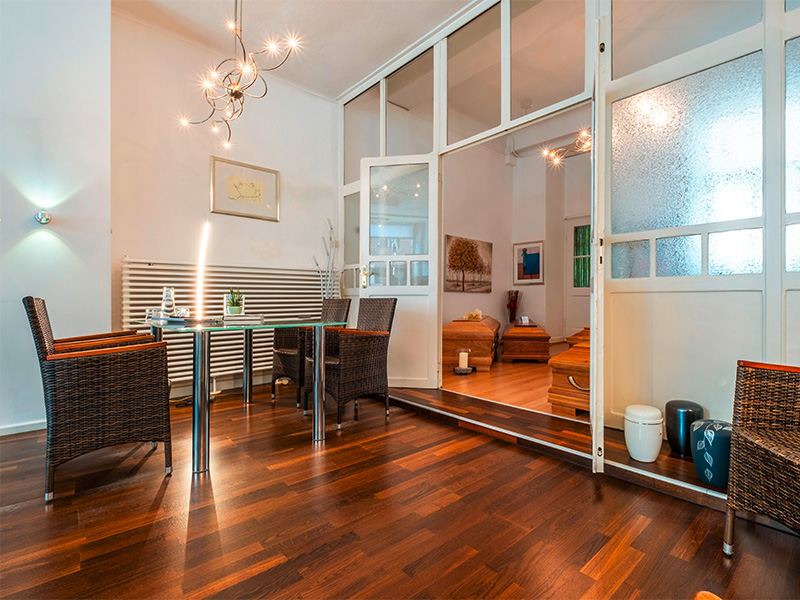 Heller und einladender Beratungsraum bei TONOLO Bestattungen in Aachen – persönliche und würdevolle Beratung im Trauerfall.