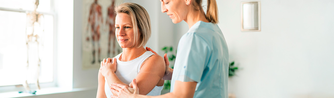 Physiotherapeutin unterstützt Frau bei Krankengymnastik in Aachen, gezielte Übungen für Mobilität, Gesundheit und Rehabilitation.