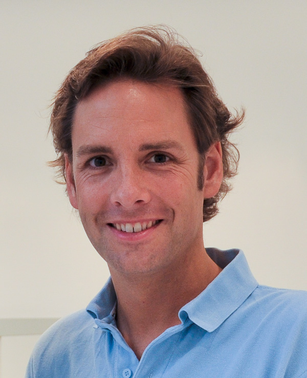 Portrait Zahnarzt Daniel Debuch in Aachen, freundlich und professionell, Experte für Zahnreinigung, Zahnprophylaxe und Zahngesundheit.